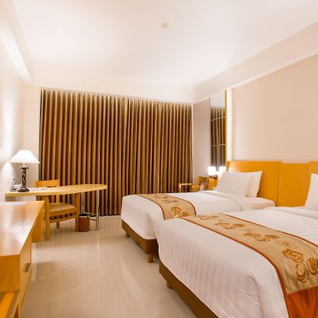 Golden Palace Hotel Lombok Матарам Екстериор снимка