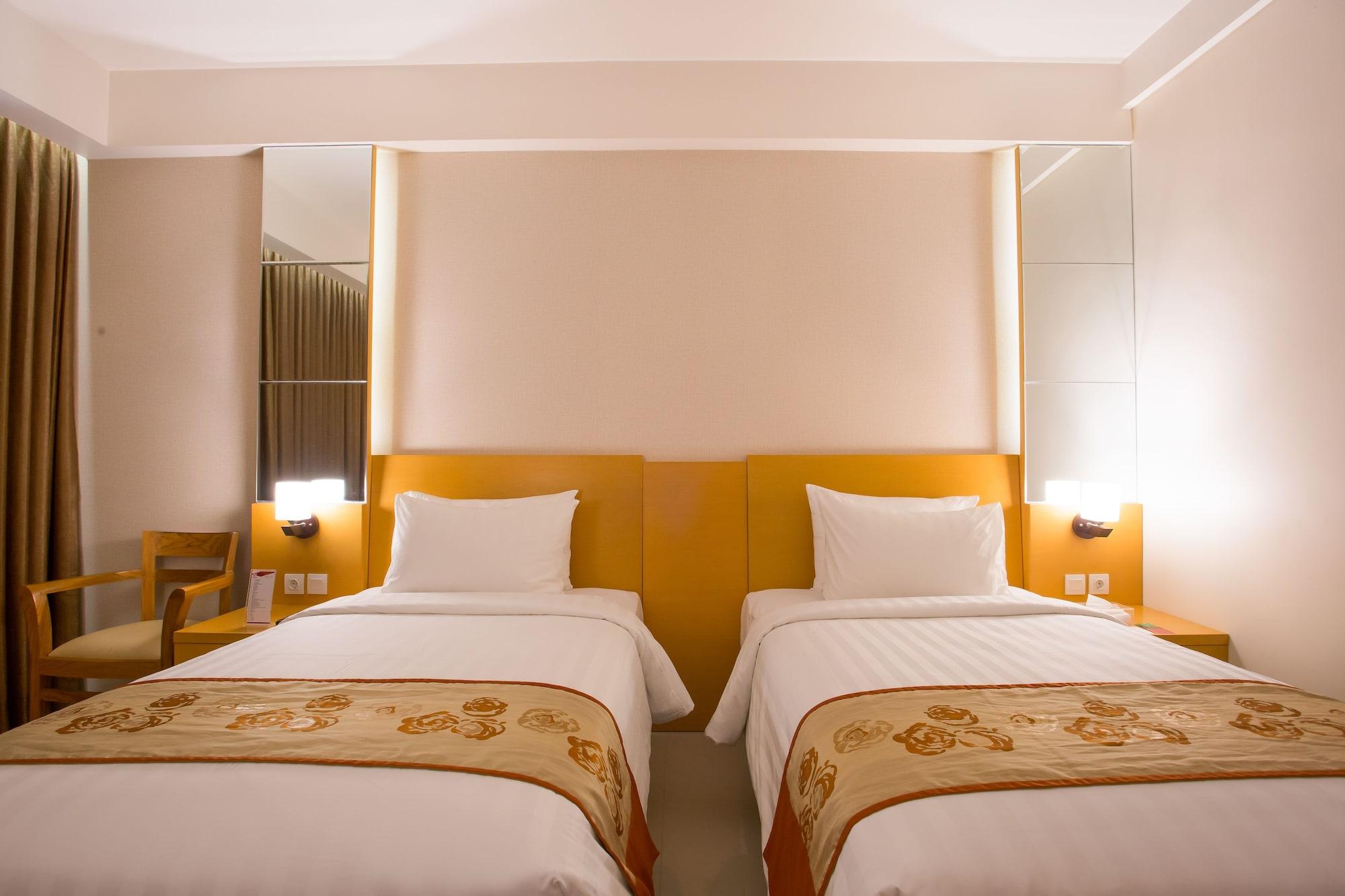 Golden Palace Hotel Lombok Матарам Екстериор снимка
