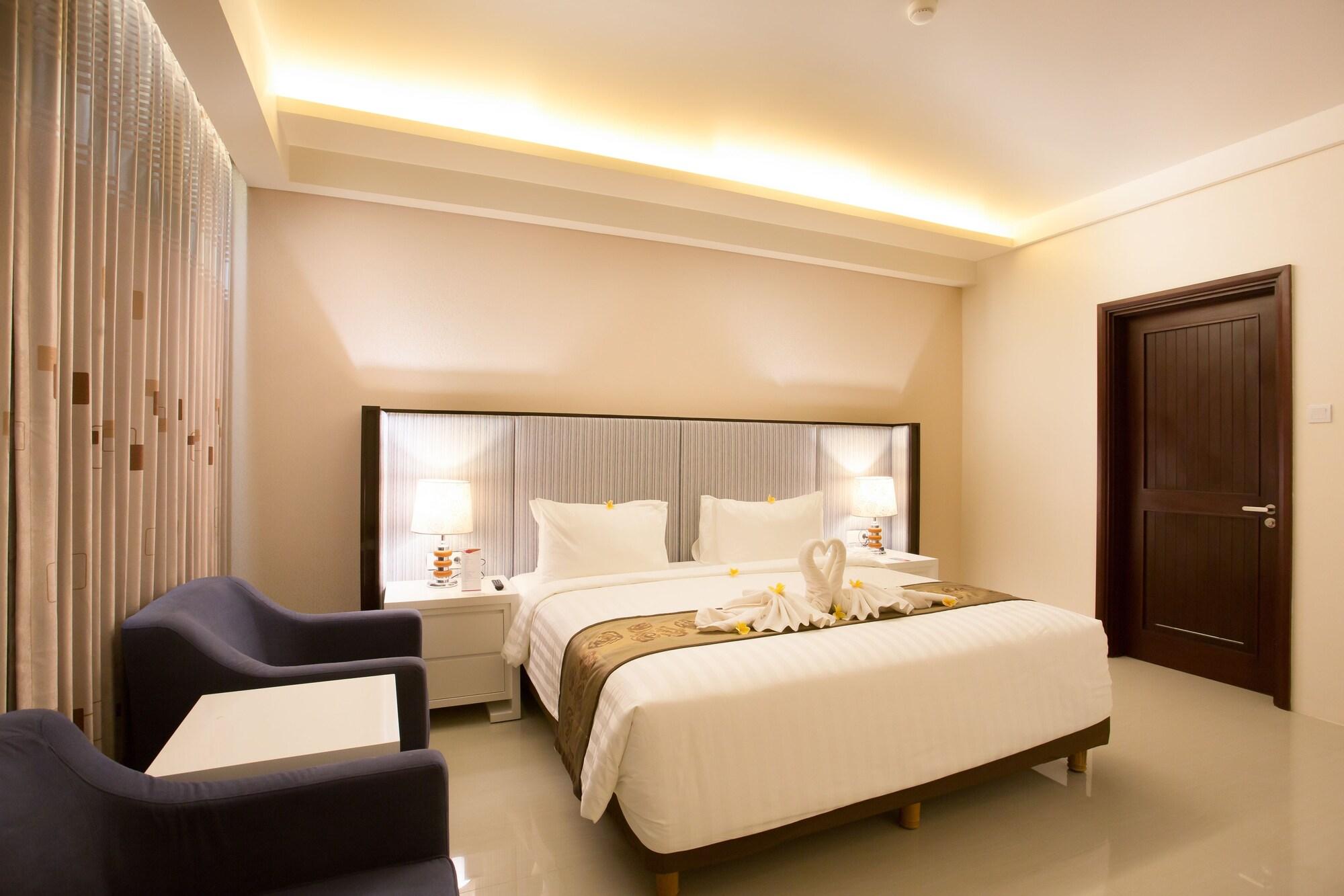 Golden Palace Hotel Lombok Матарам Екстериор снимка